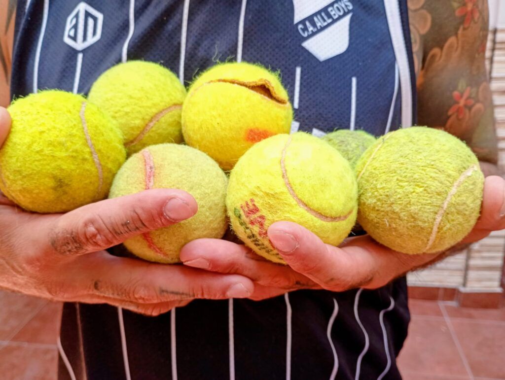 Campaña pelotas de tenis colocadas en patas de sillas de aula escolar para reducir ruido y favorecer la inclusión de alumnos con autismo.