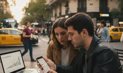 Pareja consultando precios de alquileres en un café de Buenos Aires