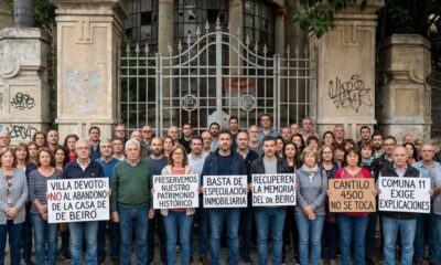Vecinos reunidos en la casa Beiró en Villa Devoto
