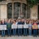 Vecinos reunidos en la casa Beiró en Villa Devoto