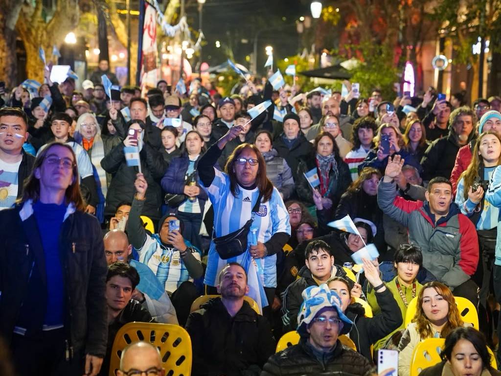 Modo hincha mundial en Villa Devoto