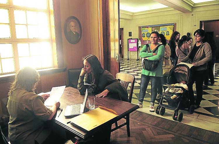Abren escuelas para atender reclamos