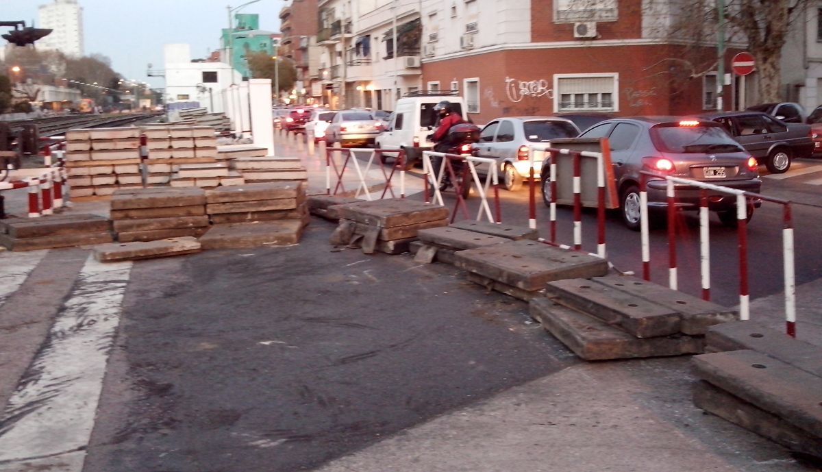 Corte en el paso a nivel de la calle Campana