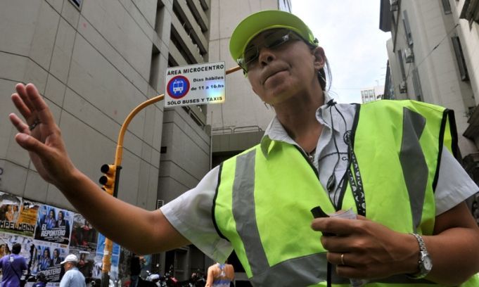 Agente de tránsito en la ciudad